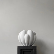 Indlæs billede til gallerivisning Bloom vase - mini- bone white