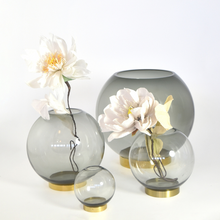 Indlæs billede til gallerivisning Globe vase - Black/Gold