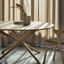 Indlæs billede til gallerivisning Oak Mikado rundt spisebord