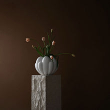 Indlæs billede til gallerivisning Bloom vase - mini- bone white
