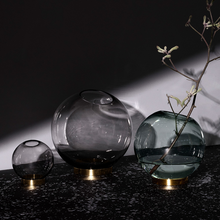 Indlæs billede til gallerivisning Globe vase - Black/Gold
