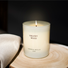 Indlæs billede til gallerivisning Duftlys - Velvet Wood
